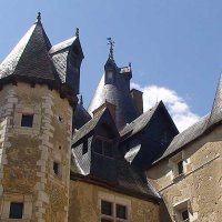 Vues de la cour d'honneur de Fougères, les toitures du logis ouest, de la tour d'angle et d'une partie du chemin de ronde