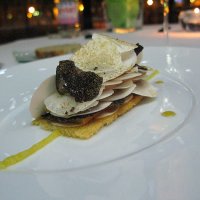 La présentation en millefeuilles des champignons de la truffe et du foie de canard