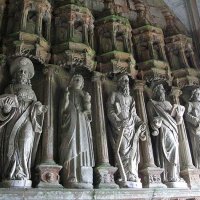 Enclos paroissial de Guimiliau. Eglise Saint Miliau. Intérieur du porche (à droite en entrant), statues d'apôtres : Saint Pierre (tronqué sur la photo), Saint Jacques le majeur (chapeau et coquille), Saint Jean, Saint André, Saint Mathieu, Saint Jacques le mineur.