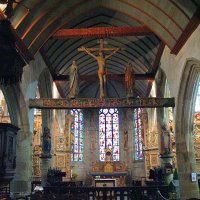 Eglise Notre-Dame de Lampaul-Guimiliau - la nef centrale, au fond de part et d'autre du chœur, une profusion de retables richement décorés.