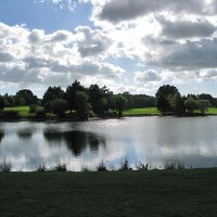 Golf  La Baule – Parcours Lucien Barrière –  contrejour sur le grand lac, le long du fairway du 18