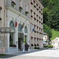 L'entrée du Grand Hôtel et du restaurant Les Terrasses, place Déesse Hygie à Uriage