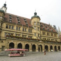 La façade Renaissance du Rathaus et sa tourelle d'escalier octogonale. Le portique à bossage date du XVIIIe siècle.