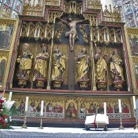 Maître-Autel (1466) - sculptures (par des maîtres souabes), sous le Christ : Ste Elisabeth, St Jacques, Ste Marie, St Jean, St Léonard, et St Antoine l'Ermite - Peintures de Friedlich Herlin, prédelle : le Christ et les 12 apôtres - volets latéraux : vie de la Vierge.